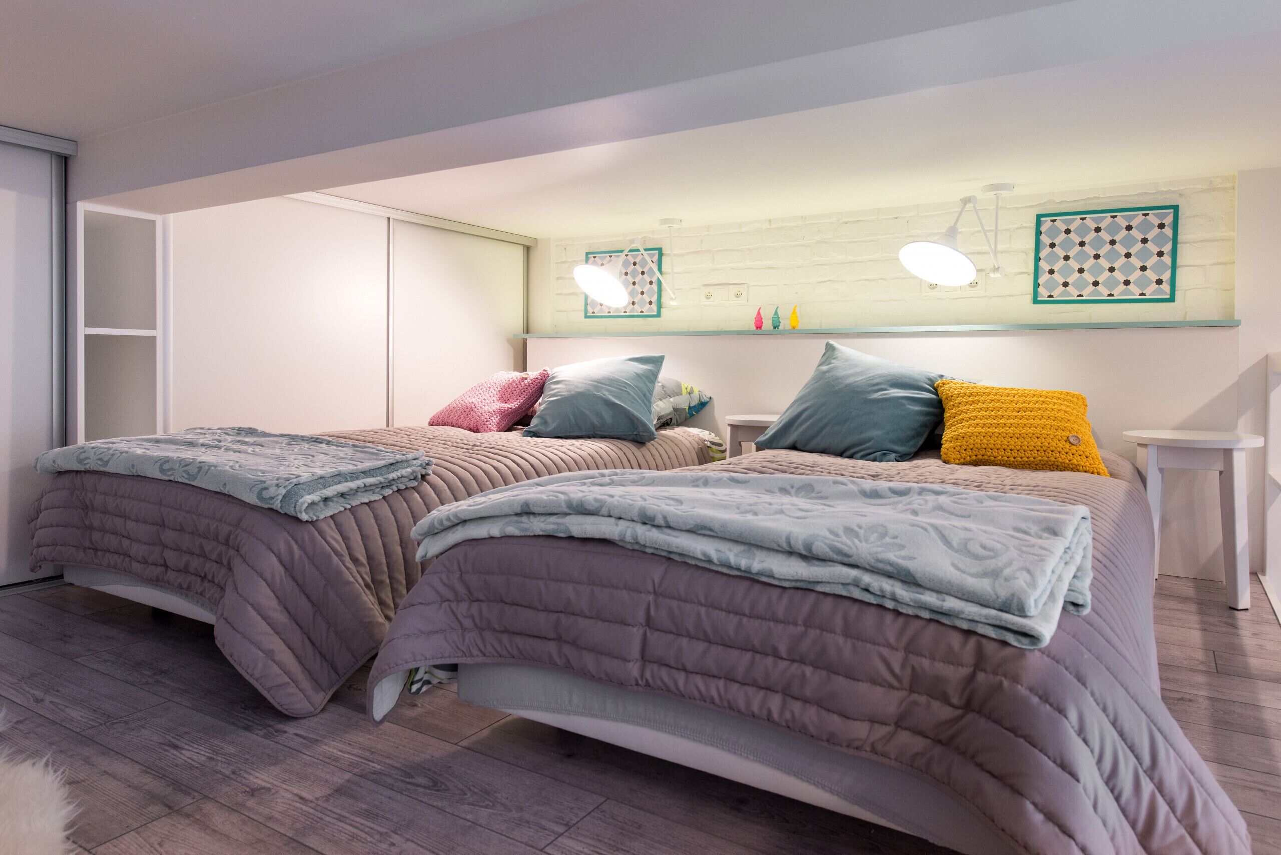 Caja de seguridad en la habitación y tabla de planchar con plancha 