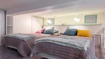 Tabla de planchar con plancha, wifi gratis y ropa de cama