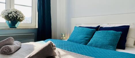 Tabla de planchar con plancha, wifi gratis y ropa de cama