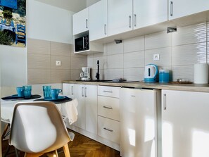 Kühlschrank, Mikrowelle, Wasserkocher mit Kaffee-/Teezubehör