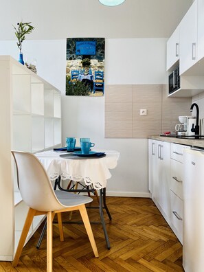 Kühlschrank, Mikrowelle, Wasserkocher mit Kaffee-/Teezubehör