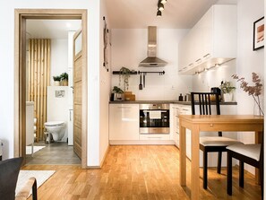 Jääkaappi, uuni, vedenkeitin, leivänpaahdin