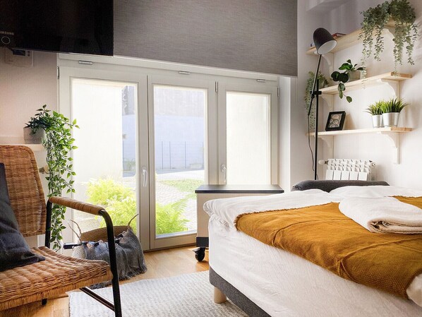 A bedroom with a bed, a chair, a desk, and a window. - Łobzowska 22/20 (Kraków)