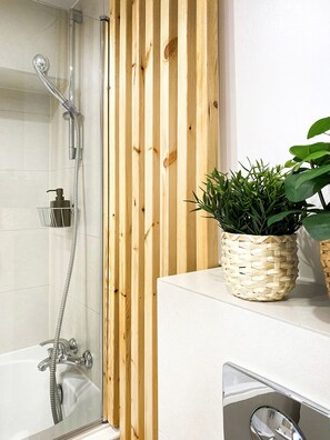 Kylpyamme, hiustenkuivaaja, pyyhkeet, saippua