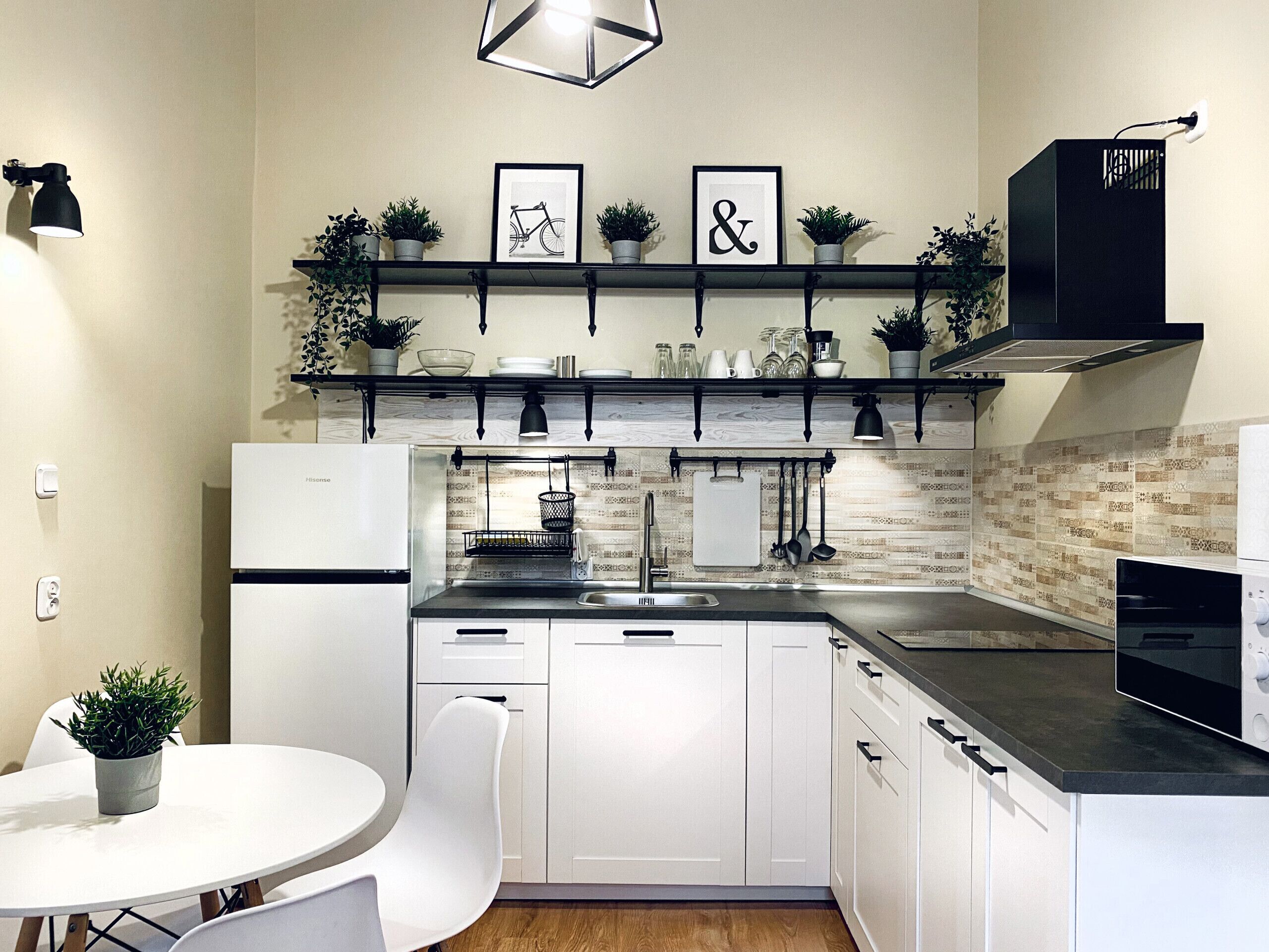 Réfrigérateur, micro-ondes, cafetière/bouilloire, bouilloire électrique