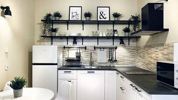 Réfrigérateur, micro-ondes, cafetiÚre/bouilloire, bouilloire électrique