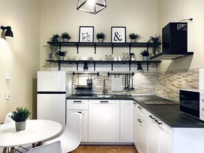 Réfrigérateur, micro-ondes, cafetière/bouilloire, bouilloire électrique