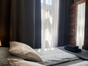 Tabla de planchar con plancha, wifi gratis y ropa de cama 