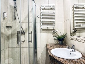 Douche, sèche-cheveux, serviettes fournies, savon