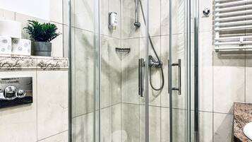 Regadera, secadora de cabello, toallas, jabón