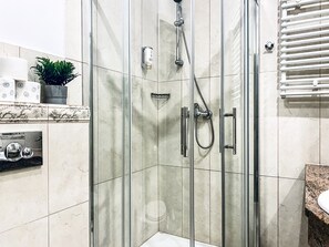 Regadera, secadora de cabello, toallas, jabón 