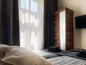 Tabla de planchar con plancha, wifi gratis y ropa de cama 