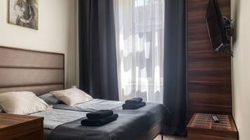 Tabla de planchar con plancha, wifi gratis y ropa de cama