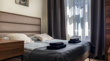 Tabla de planchar con plancha, wifi gratis y ropa de cama