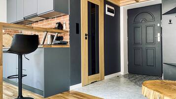 Fridge, stovetop, dishwasher, coffee/tea maker