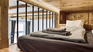 Iron/ironing board, free WiFi, bed sheets