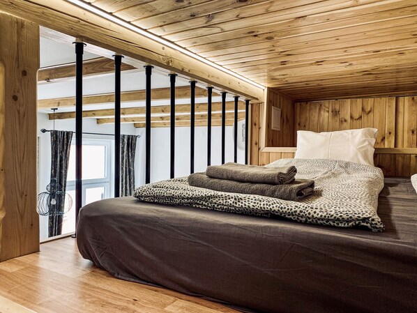 Iron/ironing board, free WiFi, bed sheets