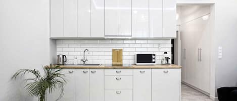 冷蔵庫、電子レンジ、食器洗い機、コーヒー / ティーメーカー