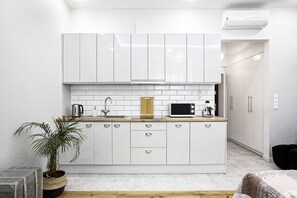 Réfrigérateur, micro-ondes, lave-vaisselle, cafetière/bouilloire