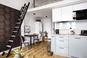 Jääkaappi, mikroaaltouuni, kahvin-/teenkeitin, vedenkeitin