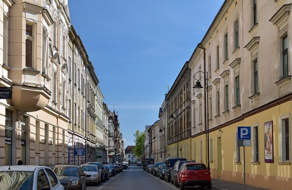 A street lined with parked cars and historic buildings. - Apartament for 4 guests, Old Town, Train Station 2, Radziwiłłowska (Kraków)