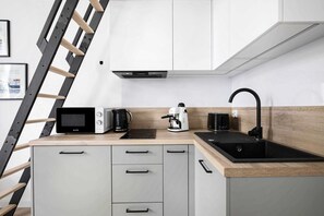 Jääkaappi, mikroaaltouuni, kahvin-/teenkeitin, vedenkeitin