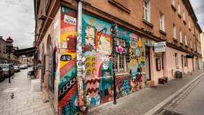 Et farverigt muralmaleri på en bygning med en skiltning til en restaurant.