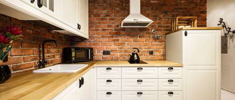 Réfrigérateur, micro-ondes, bouilloire électrique