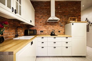 Kühlschrank, Mikrowelle, Wasserkocher, Kochgeschirr/Geschirr/Besteck