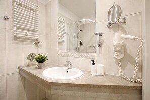 Dusche, Haartrockner, Handtücher, Seife