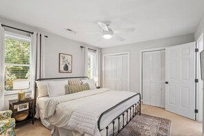 2 Schlafzimmer, Zimmersafe, Schreibtisch, Bügeleisen/Bügelbrett