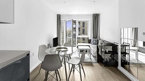 Unclassified image, 2 of 25, button - Stylish Flat In Battersea Reach (London)