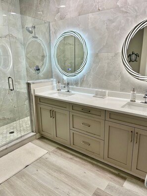 Shower, towels, soap, shampoo - Vinyards 3/2 condo w/ golf course view. 6 miles to beaches and a minute to pool. (Naples)