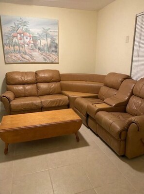 Living area - Lovely 5Bedroom Home (Tampa)