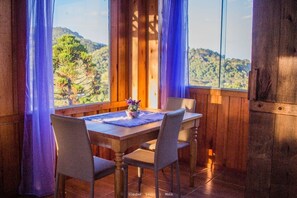 Ninho do Ar Espírito da Montanha | Área de sala de estar | Libros 