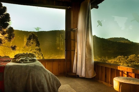 Ninho do Fogo Ecolodge com Gastronomia | Individually decorated, individually furnished, desk, laptop workspace. YAAHOO ECOLODGE
