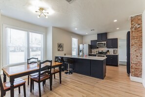 Dining - Spacious - newly renovated 3 bedroom 2 bath home in central OKC - sleeps 7 (Oklahoma City)