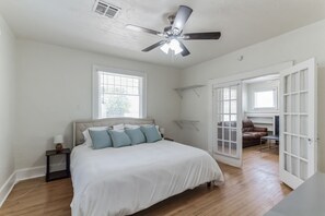 3 bedrooms, iron/ironing board, WiFi, bed sheets - Spacious - newly renovated 3 bedroom 2 bath home in central OKC - sleeps 7 (Oklahoma City)