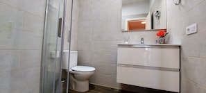 Dusche, kostenlose Toilettenartikel, Haartrockner, Handtücher