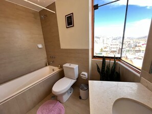 Shower, bidet, towels, soap - bonito departamento (Cusco)