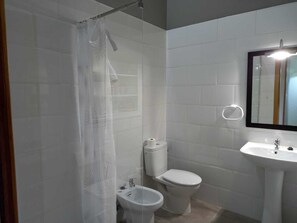 Een haardroger, handdoeken, zeep, toiletpapier