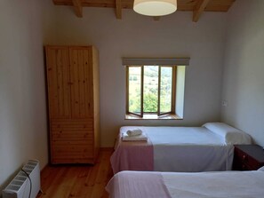4 Schlafzimmer, Bügeleisen/Bügelbrett, Reisekinderbett, Bettwäsche