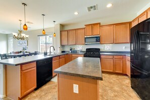 Geladeira, micro-ondas, cooktop, lava-louças