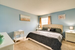 5 bedrooms, iron/ironing board, WiFi, bed sheets - 2 Mi to Epperson Lagoon: Home w/ Private Yard (Wesley Chapel)