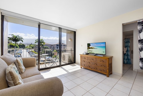 Walk to Charley Young Beach - 2BR/2BA Kihei Condo w/ Pool, AC & Haleakalā View