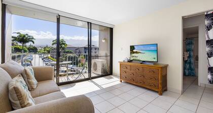 Walk to Charley Young Beach - 2BR/2BA Kihei Condo w/ Pool, AC & Haleakalā View