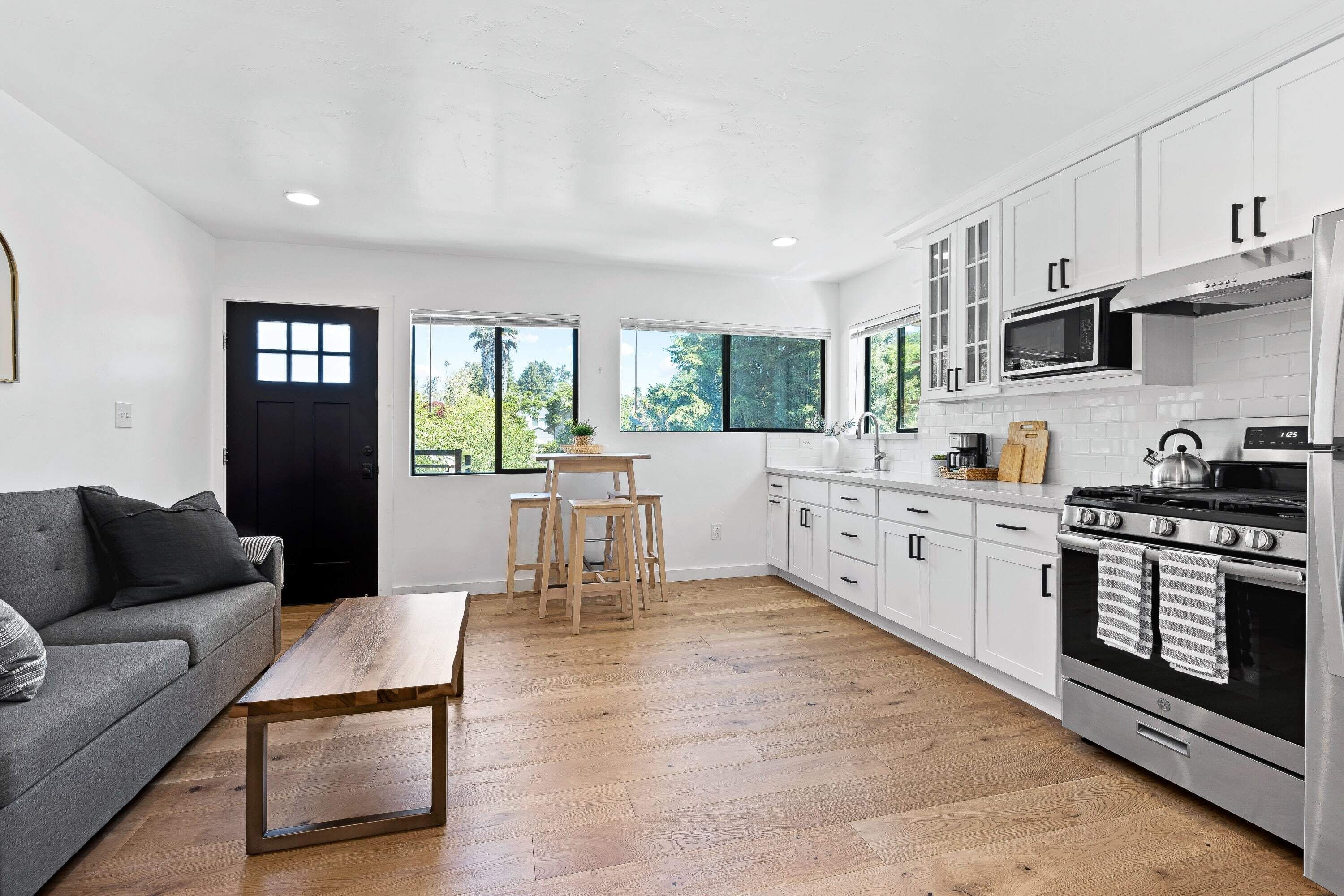 Kjøleskap, mikrobølgeovn, ovn og kaffetrakter/tekoker