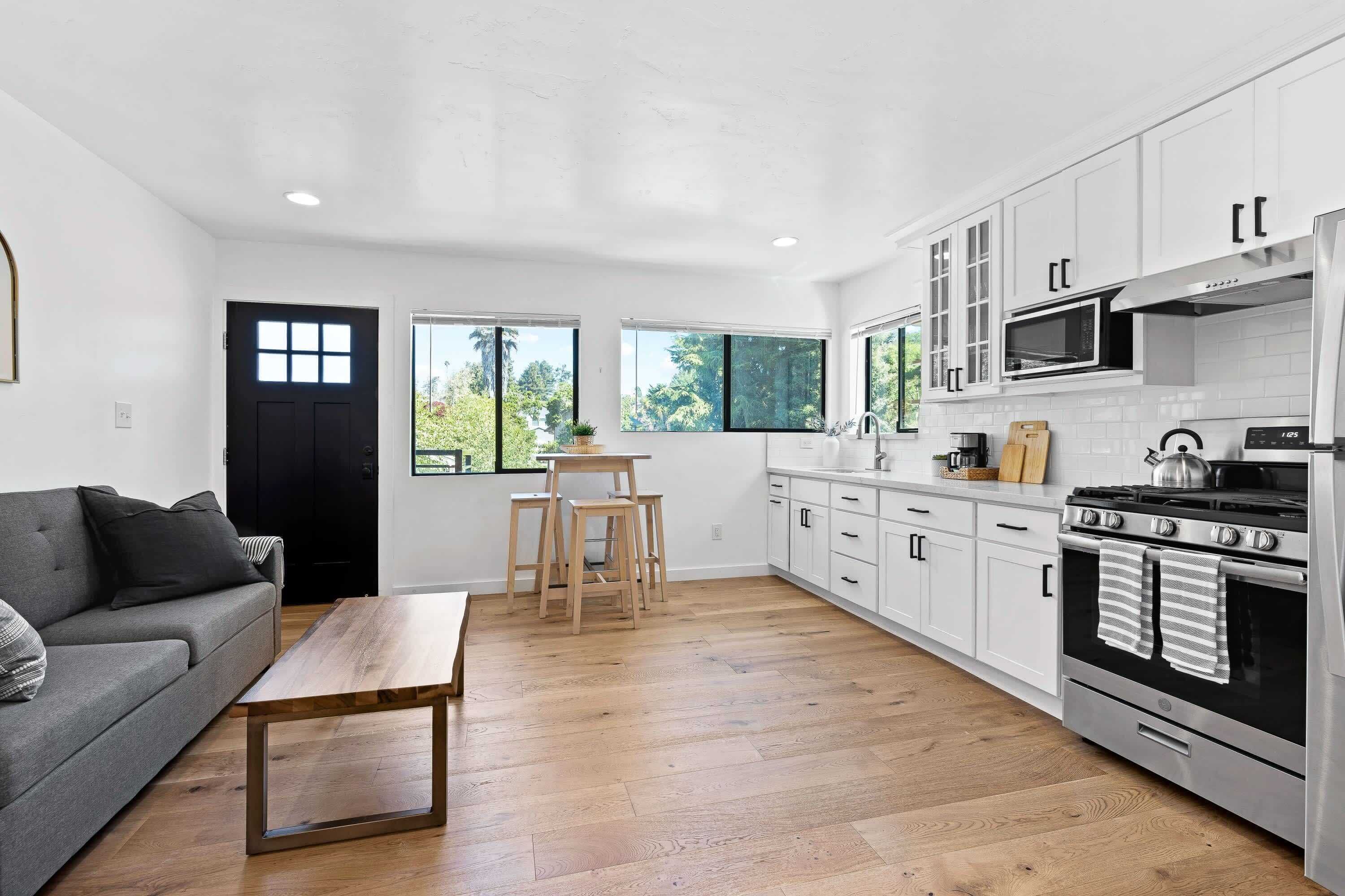 Jääkaappi, mikroaaltouuni, uuni, kahvin-/teenkeitin