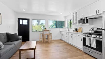 Jääkaappi, mikroaaltouuni, uuni, kahvin-/teenkeitin