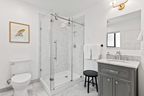 Dusch, hårtork och handdukar